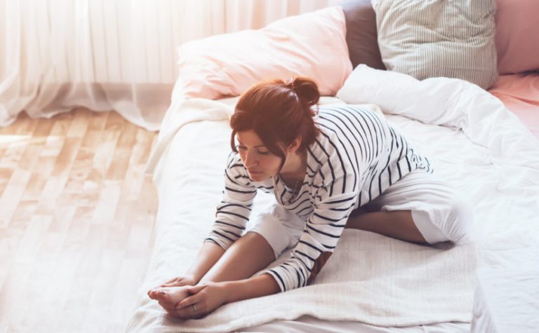 Practica estos estiramientos para relajarte y dormir mejor