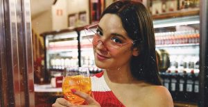 Kel Calderón divide a su seguidores por outfit con el que posa junto a famosa estrella pop