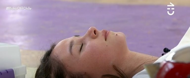 La tensión le ganó: Participante de Bake Off no pudo con los nervios de la prueba y se desmayó
