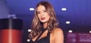 ¡Lo hizo de nuevo! Julia Fernandes hace artístico topless en blanco y negro