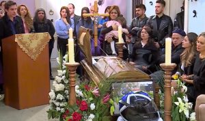 Todavía no puede descansar en paz: El funeral de Franco en "Verdades Ocultas" ha sacado bromas en Twitter