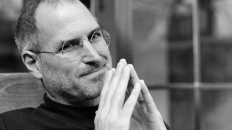 Hija de Steve Jobs aseguró que su padre la obligaba a verlo teniendo sexo con su pareja
