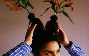 La loca y divertídisima tendencia de Instagram que tiene a usuarias convirtiendo su pelo en un "florero"