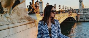 Kel Calderón enciende las redes sociales con sensual atuendo de lencería desde París