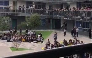 Estudiantes en el patio de un colegio hacen un emotivo homenaje a Los Prisioneros