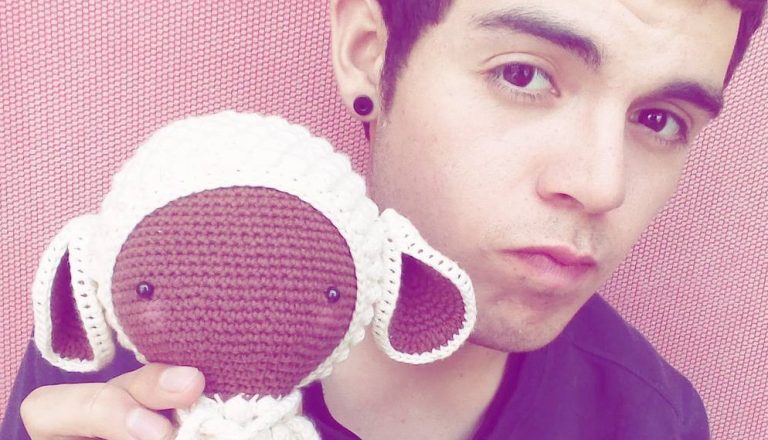 El joven de Ovalle que se ha hecho famoso en redes sociales por bellos peluches a crochet