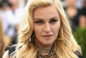 Las piernas belludas de la hija de Madonna se roban la atención en las pasarelas de Nueva York