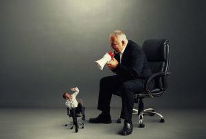 Tener un mal jefe puede ser tan dañino como el cigarro, según estudio