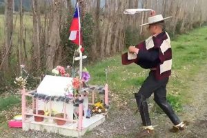 ¡Muy emocionante! Joven baila cueca frente a la animita de su madre y se hace viral