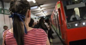 Proponen instalar cámaras y timbres en el Metro para combatir el acoso
