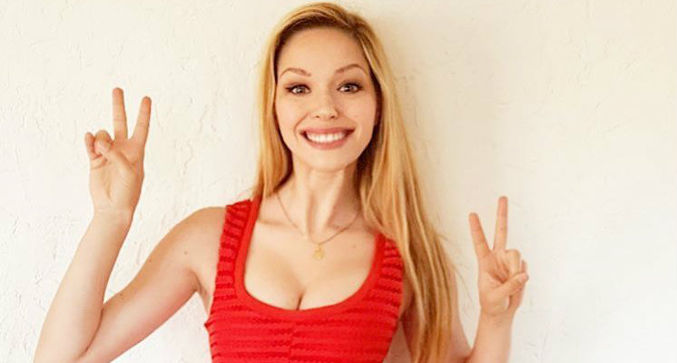 Nicole Block mostró su nuevo look con osada foto en topless