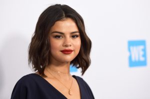¡Por poco! Selena Gomez casi provoca un accidente por grabarse con el celular mientras conducía