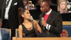 Nadie se salva: Obispo pidió disculpas por indebido toqueteo a Ariana Gande en funeral de Aretha Franklin
