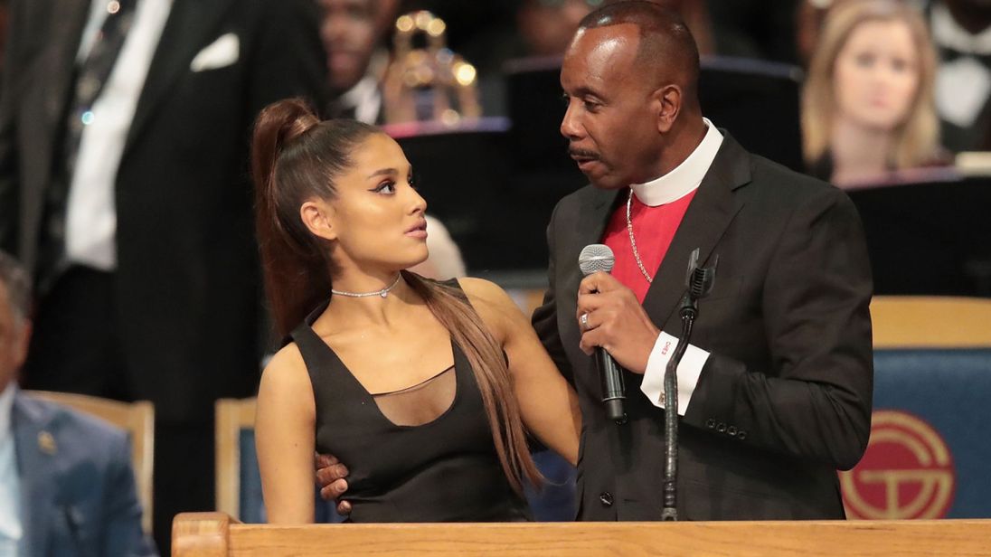 Nadie se salva: Obispo pidió disculpas por indebido toqueteo a Ariana Gande en funeral de Aretha Franklin