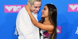 Aseguran que Pete Davidson enviaba fotos de Ariana Grande a su fallecido ex novio