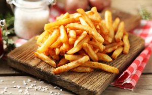 Estudio revela cuántas papas fritas se pueden comer por porción