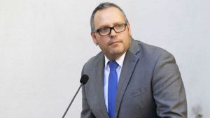 Twitteros reaccionan ante nuevo rubro artístico de Sebastián Dávalos