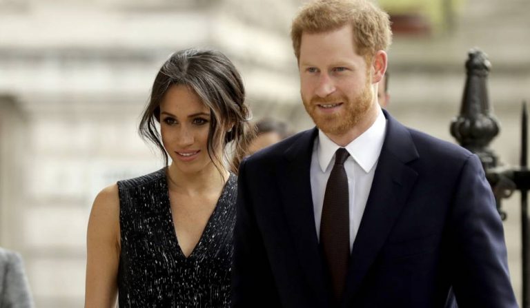 Meghan Markle y príncipe Harry viven complicada situación en vuelo a Sidney