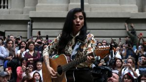 ¿Te lo perdiste? Así fue el concierto gratuito de Mon Laferte en el Parque Forestal