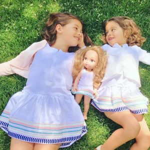 Tener una hermana mayor te haría más feliz, según estudio