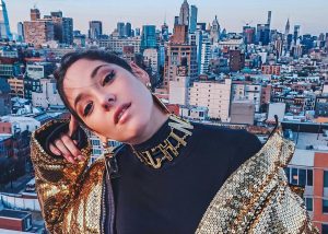 Kel Calderón posa con famoso DJ en fiesta en Nueva York