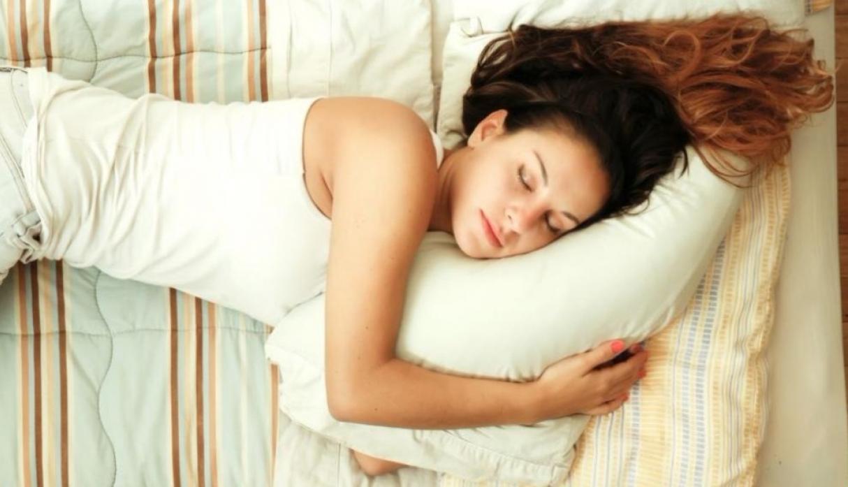 Si dormir mucho deteriora la salud al igual que dormir poco, ¿cuánto se debe descansar a diario