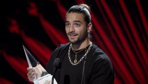 Maluma y Dra. Polo protagonizan un apasionado beso en los Latin AMAs 2018