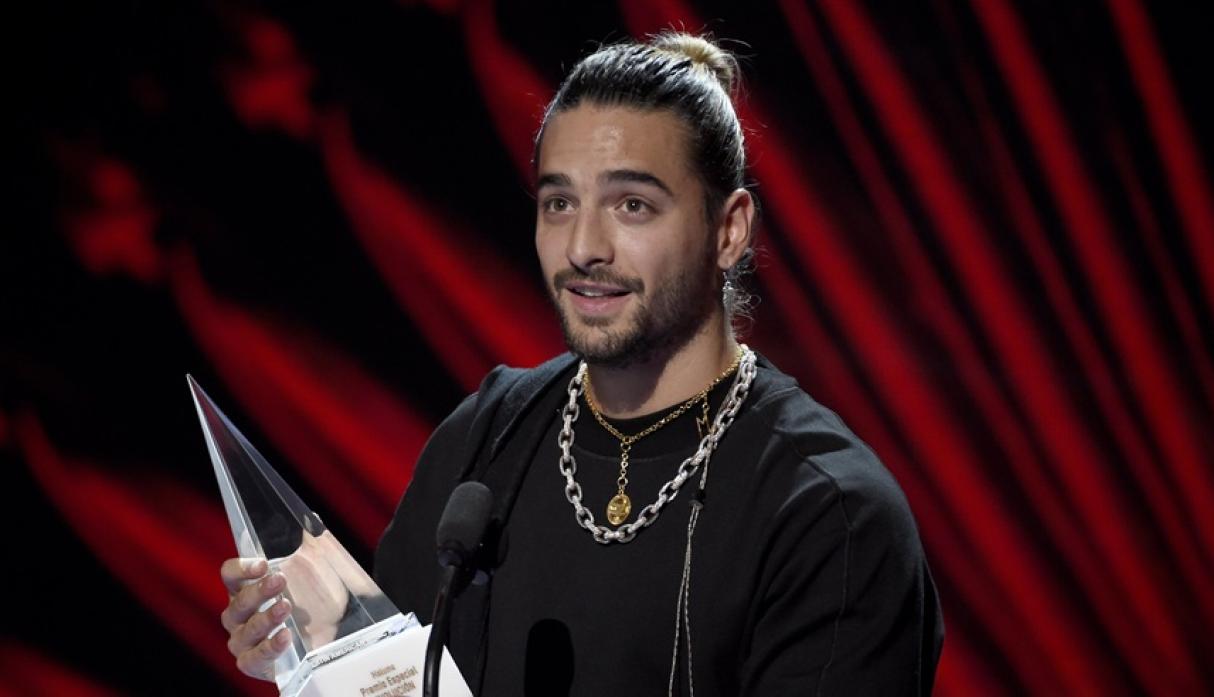 Maluma y Dra. Polo protagonizan un apasionado beso en los Latin AMAs 2018