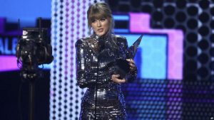 ¡Revisa los looks que dejaron los American Music Awards 2018!