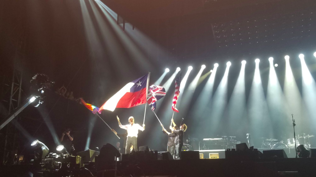 Insólito: En pleno concierto Paul McCartney confunde la bandera de Texas con la de Chile