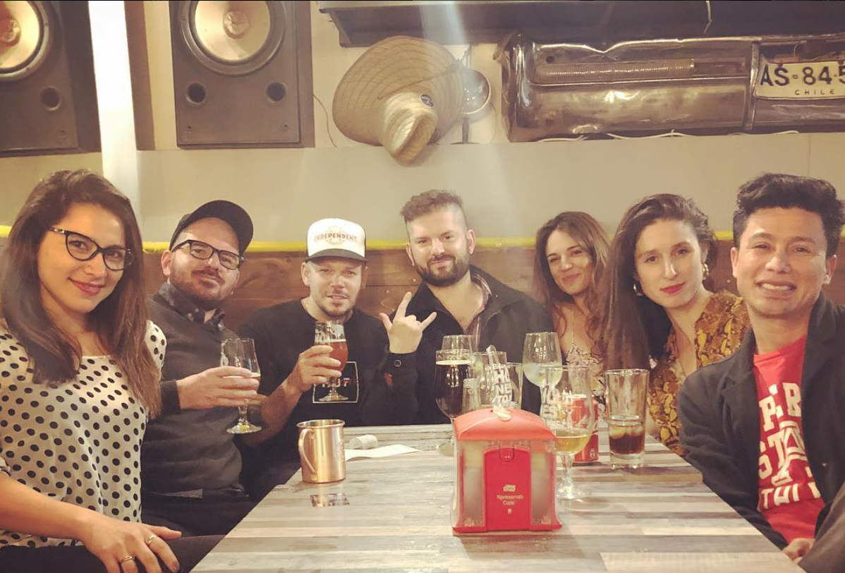 Residente se reúne con parlamentarios y es criticado en su venida a Chile