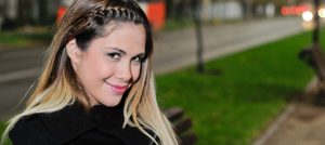 Laura Prieto es felicitada y criticada al mismo tiempo por foto en bikini al natural