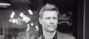 Jurado de "Rojo" impacta en redes sociales con fotos de su "marcada" figura