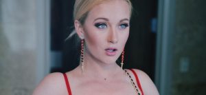 Vesta Lugg sorprende en evento con su nuevo novio