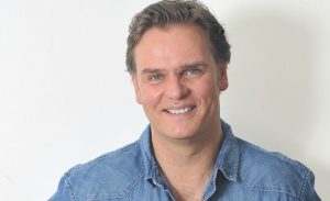 ¡Mira el divertido video de Amaro Gómez- Pablos comiendo gusanos!