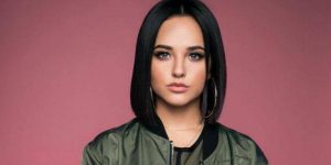 Becky G luce irreconocible en fotografía sin maquillaje