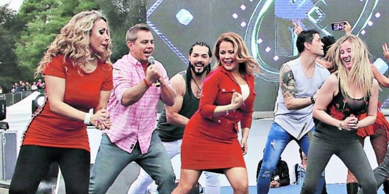 Exchica "Mekano" estrenó radical y colorido cambio de look