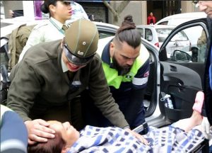 Mujer dio a luz a pasos de La Moneda y fue asistida por Carabineros