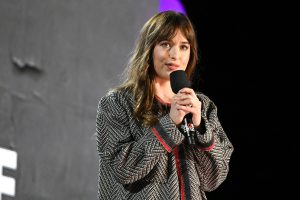 El motivo por el que Dakota Johnson dio su número telefónico ante una multitud