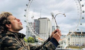 ¡Fiel a su personalidad! Joaquín Méndez se manda show en la misma Torre Eiffel