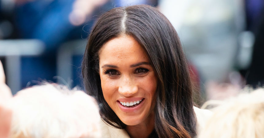 Mujer gastó 15 millones de pesos en cirugías para ser igual a Meghan Markle y así quedó