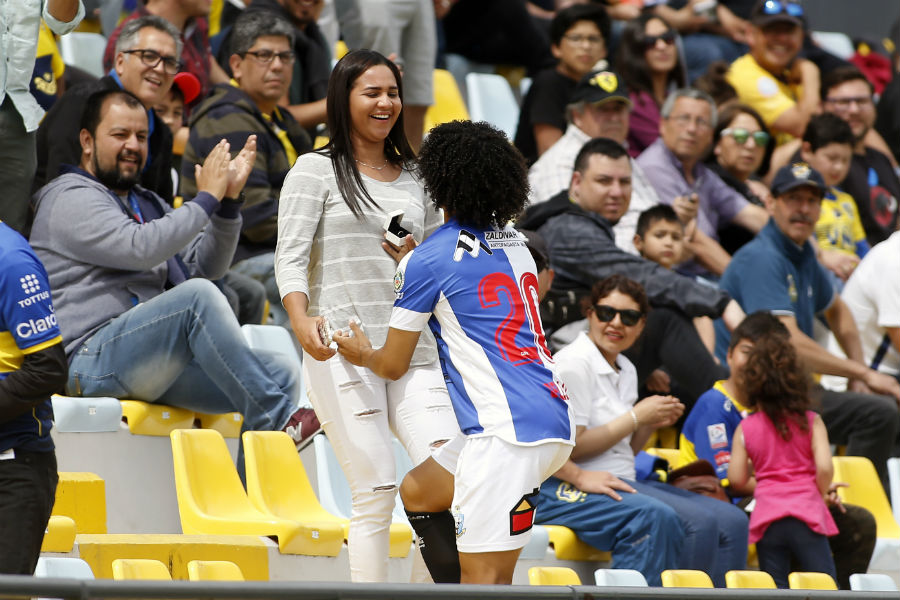 El futbolista Eduard Bello sorprende con propuesta de matrimonio tras anotar un gol