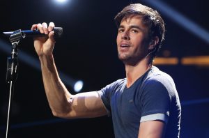 Mira cómo Enrique Iglesias besa apasionadamente a una fan en pleno concierto