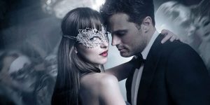 Actriz de "50 sombras de Grey" estaría esperando un hijo del vocalista de Coldplay, Chris Martin