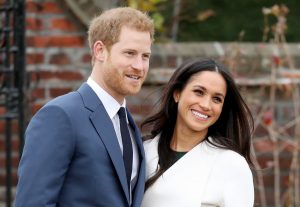 Harry "encara" a periodista que le regaló enorme ramo de flores a Meghan Markle
