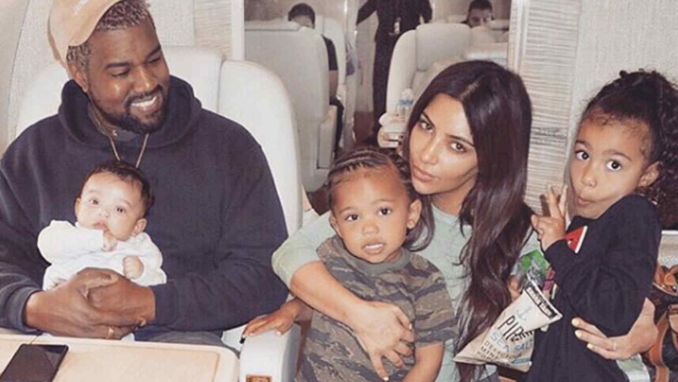 Kim Kardashian recibe duras críticas por maquillar a su pequeña hija