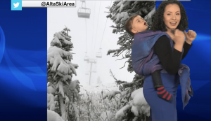 La importante razón por la que meteoróloga dio pronóstico del tiempo cargando a su hijo