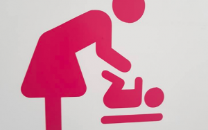 Ante reclamo viral, cadena de centros comerciales instalará mudadores en baños públicos de hombres