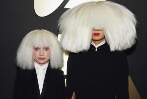 ¡Por sus 16 años! Sia regala lujoso auto a la bailarina estrella de sus vídeos