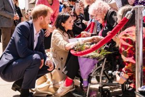 ¡Emocionante! Reencuentro del príncipe Harry con su fan más fiel incluyó hasta presentación de Meghan